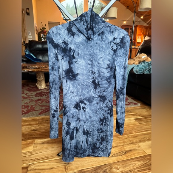 Lovers + Friends Dresses & Skirts - Lovers & Friends Tie-Dye Long Sleeve Dress